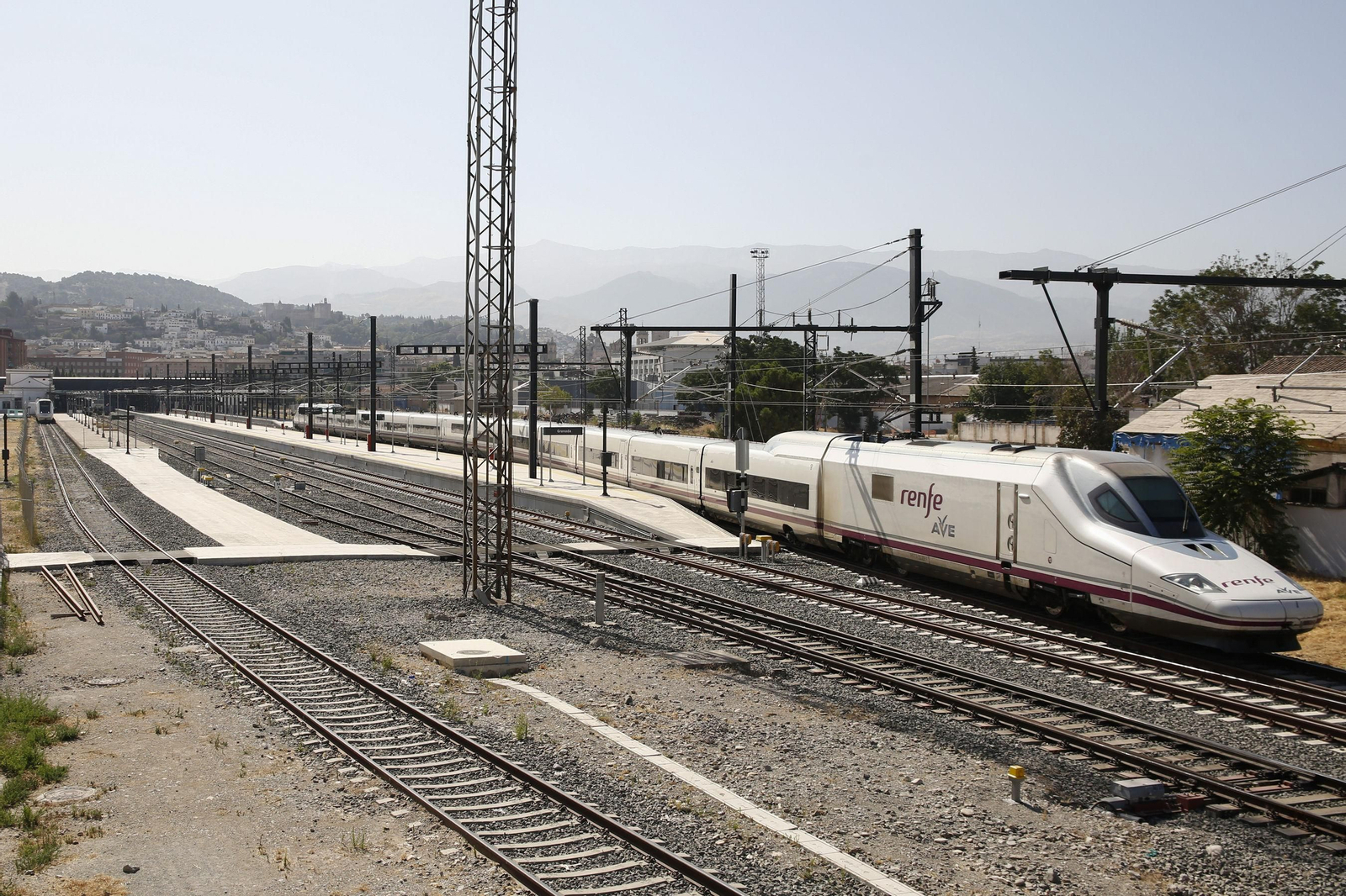 Un tren de AVE llegando a la estación de Granada en una imagen de archivo. Un tren de AVE llegando a la estación de Granada en una imagen de archivo.