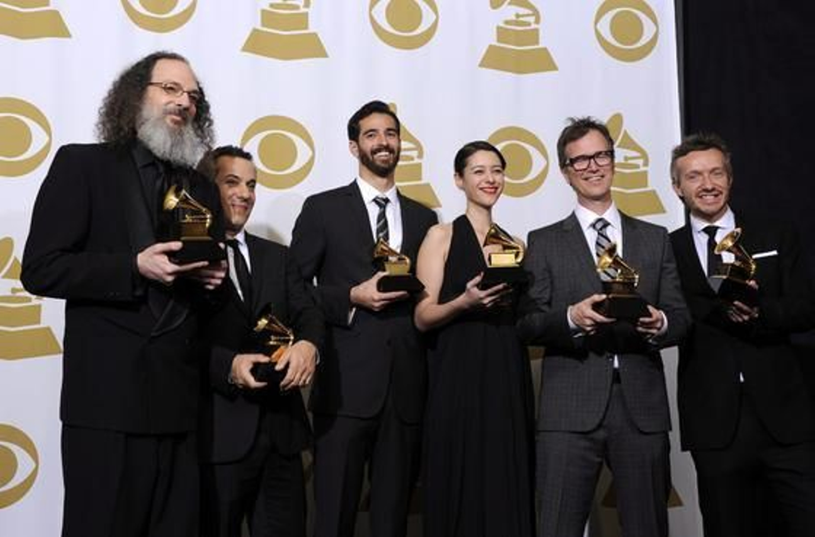 Los productores Andrew Scheps, Greg Fidelman, Philip Allen, Beatriz Artola, Dan Wilson y Fraser T. Smith, posan con sus galardones al mejor álbum del año por el disco '21' de Adele. / EFE