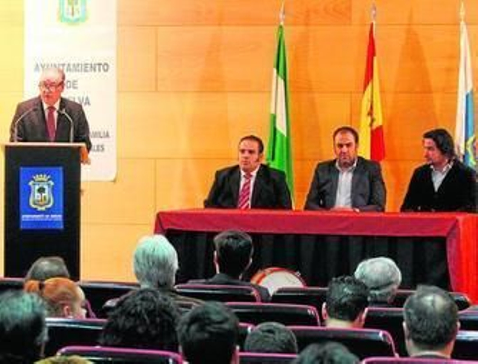 El presidente del Consejo, Antonio González, en el momento de presentar la nueva banda.