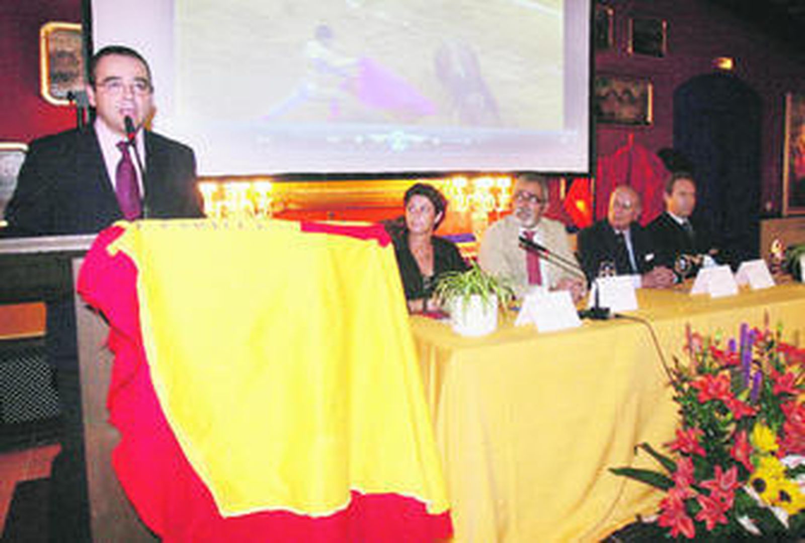 Cristina Velasco Bernal, Federico Vilaplana Valverde, Joaquín Núñez del Cuvillo y Lorenzo Macías, en la entrega del premio taurino de los veterinarios.
