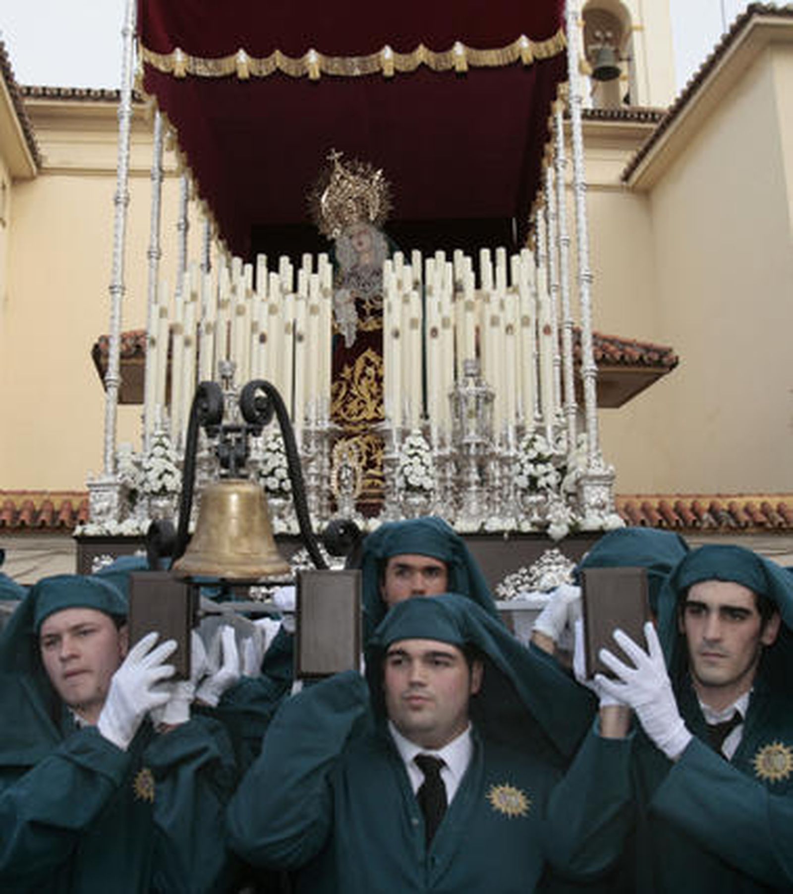 Salida de la Mediadora de la Salvación de su templo.