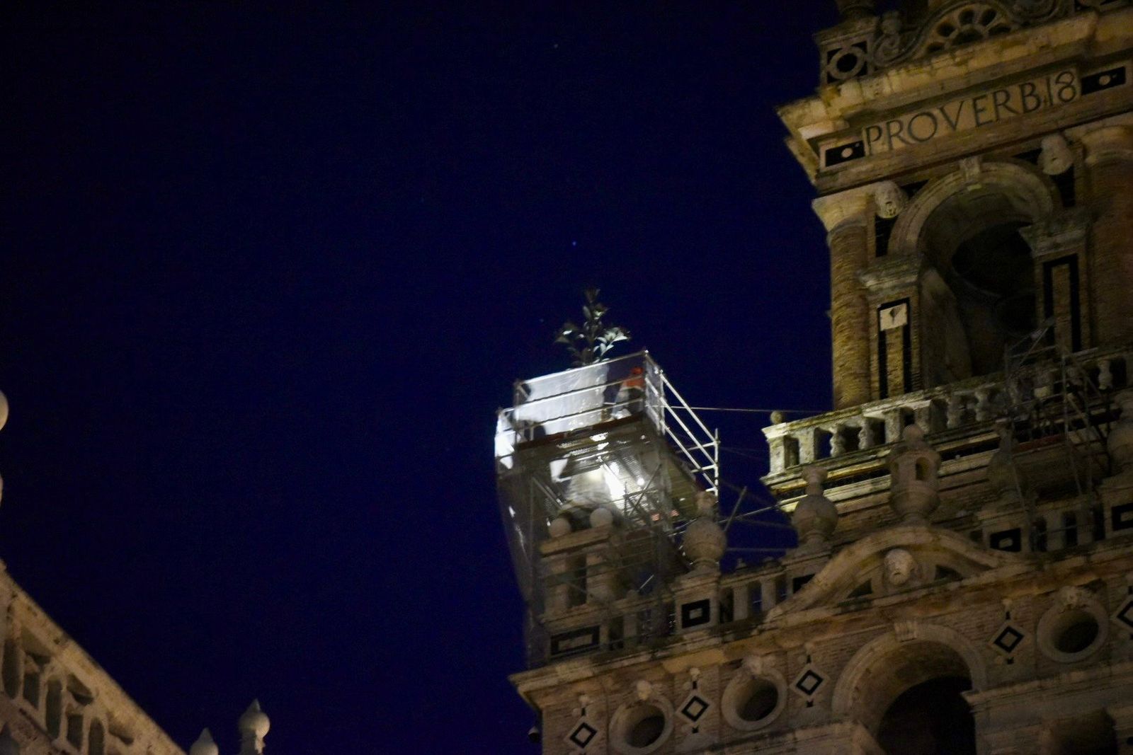 Los trabajos durante la madrugada para la retirada de las azucenas.