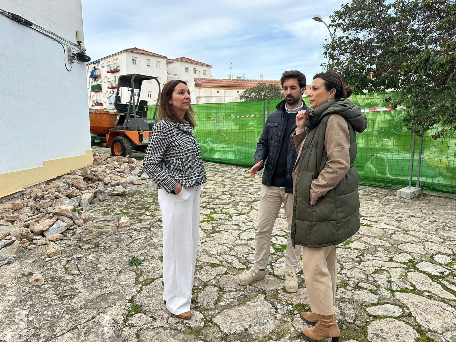 La alcaldesa de Ronda y la delegada municipal de Obras visitaron el inicio de los trabajos.