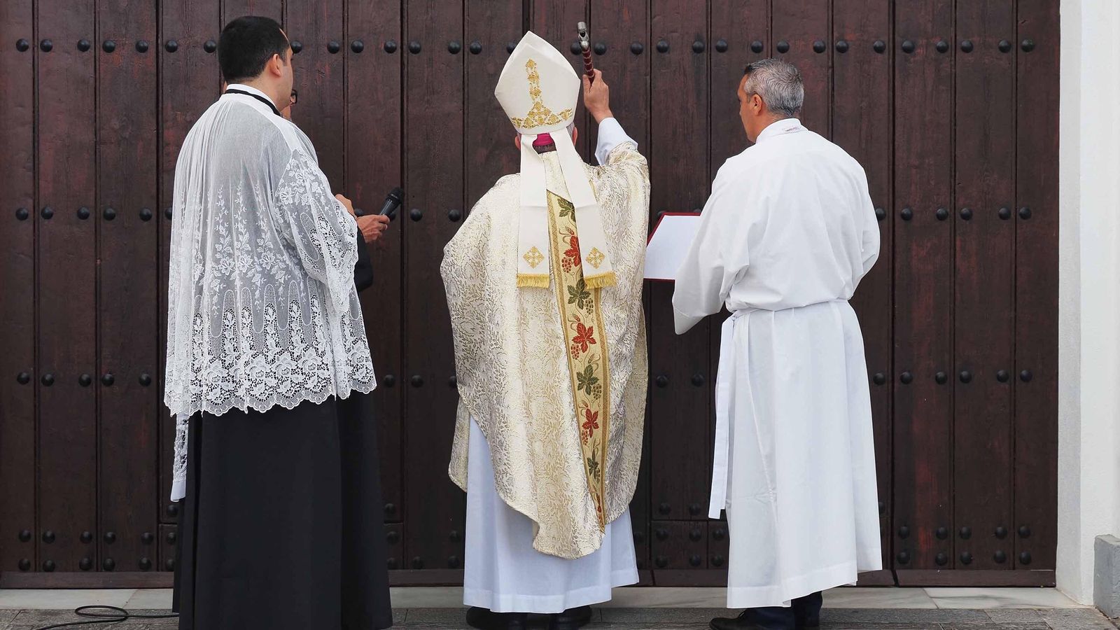 El Obispo onubense ha protagonizado el rito de la apertura de la Puerta Santa de la parroquia isleña