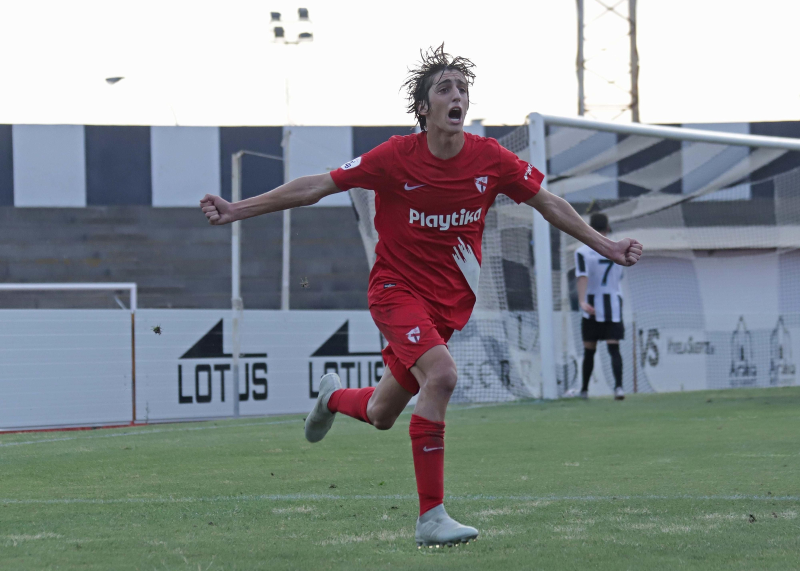 El sevillista Bryan Gil celebra el gol ante la Balona en la primera vuelta.
