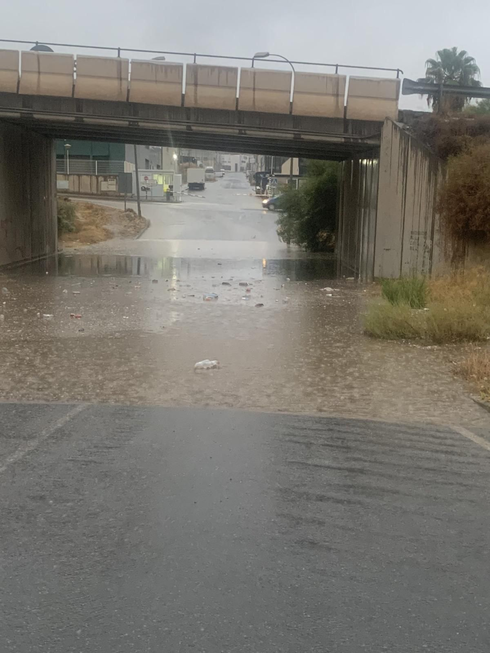 Paso a nivel de la carretera A-1000.