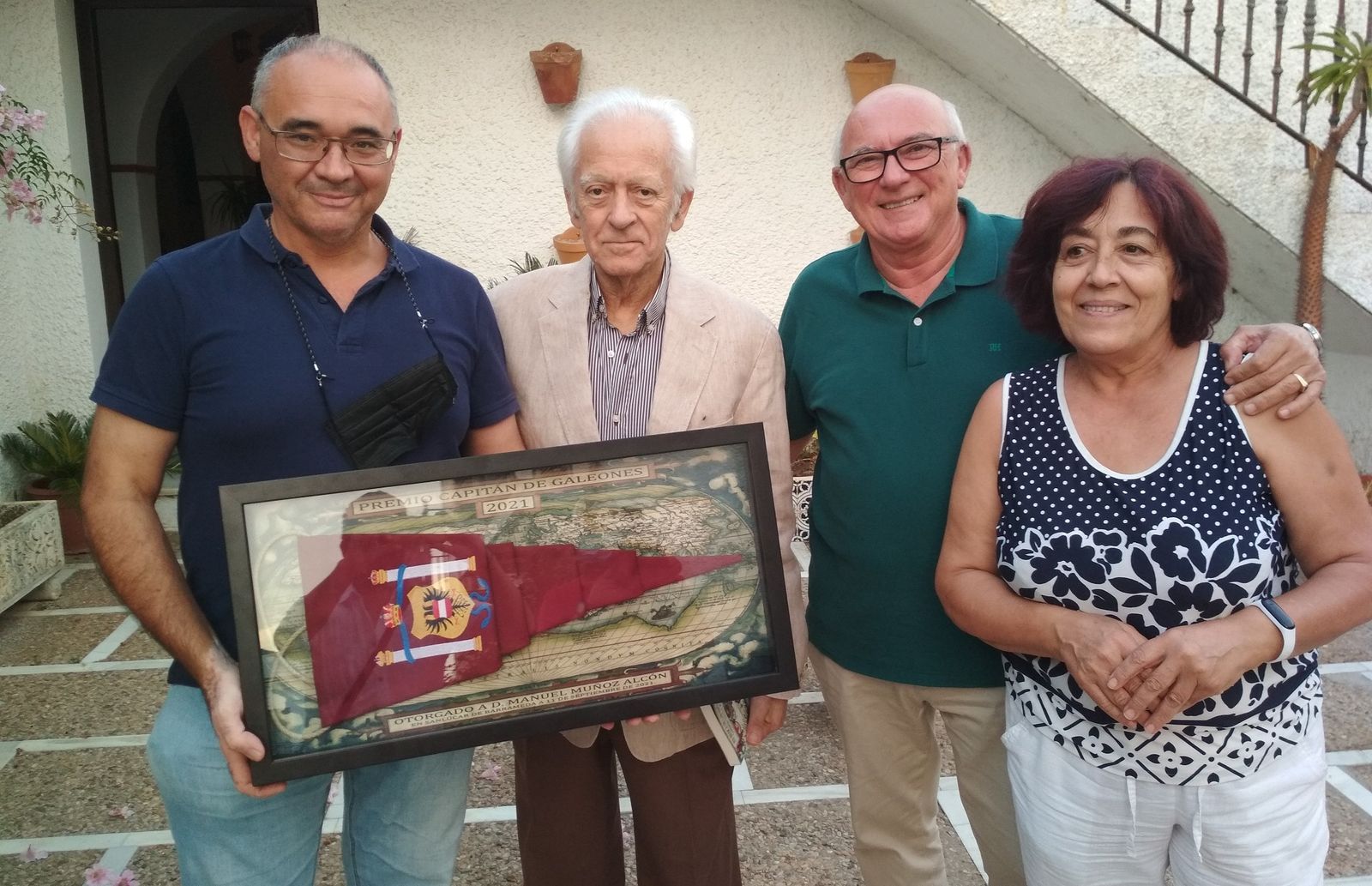 Manolo Sanlúcar, en su casa con representantes de la Fundación Puerta de América y la plataforma que lleva su nombre.