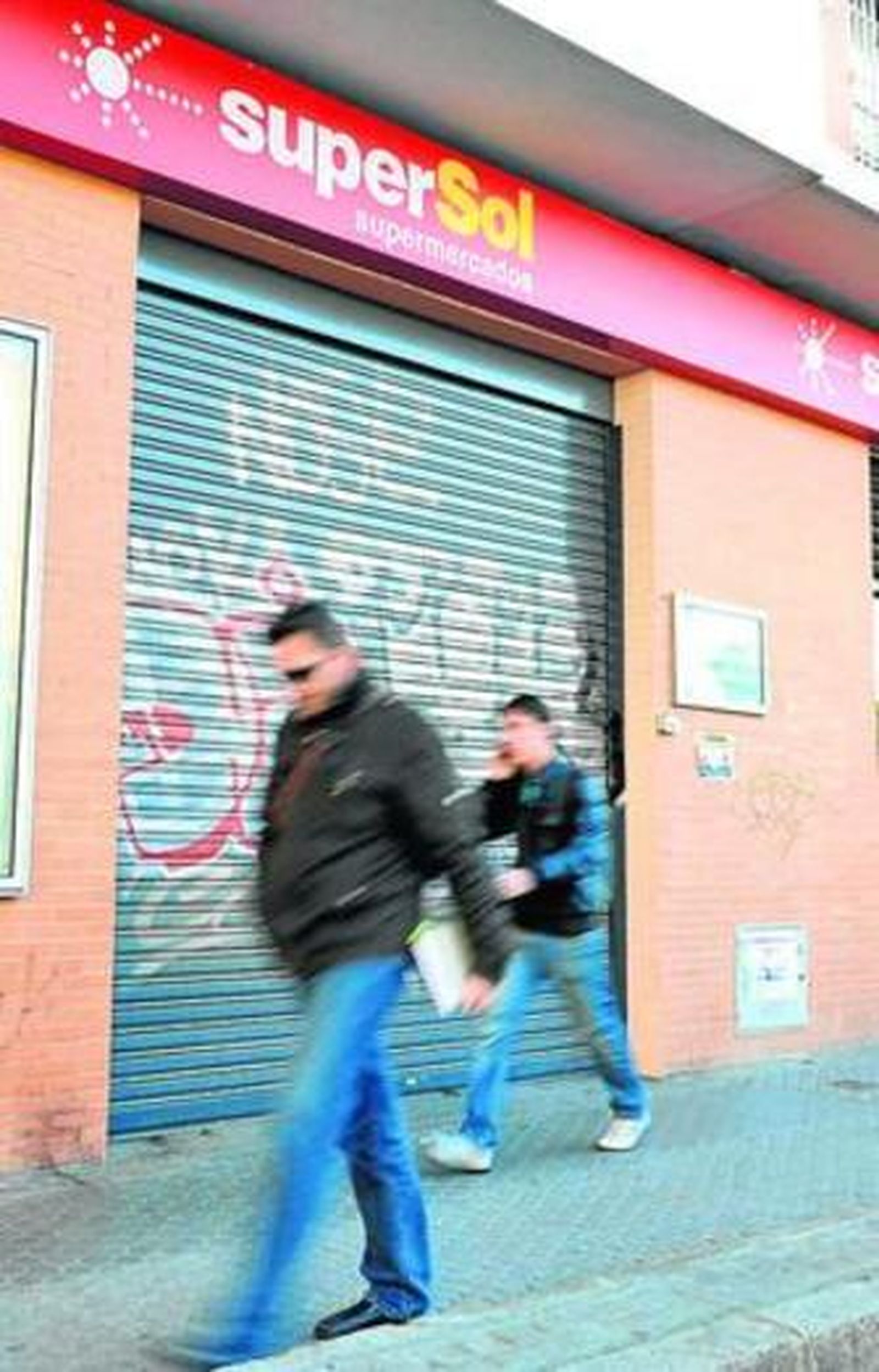Atracan a punta de pistola un supermercado de la carretera de Carmona