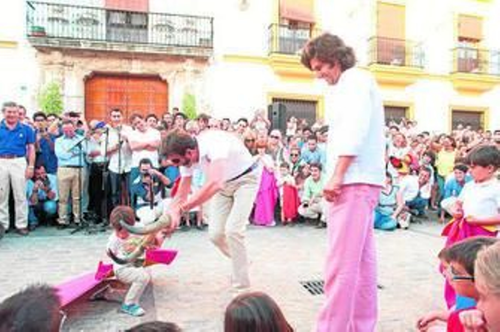 Un niño dibuja un lance, de rodillas, tras las explicaciones de Morante y sortea a Padilla, que hace de toro.