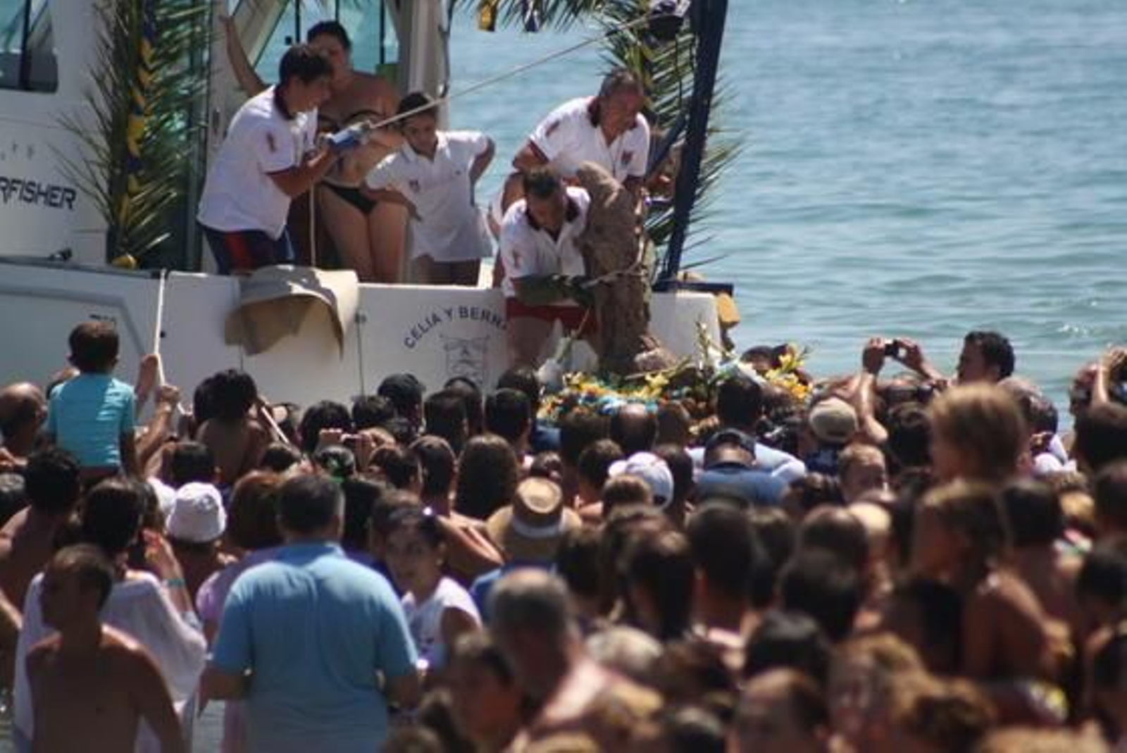 Miles de fieles recibieron con entusiasmo a la imagen en su llegada a la playa.

Foto: Fran Montes