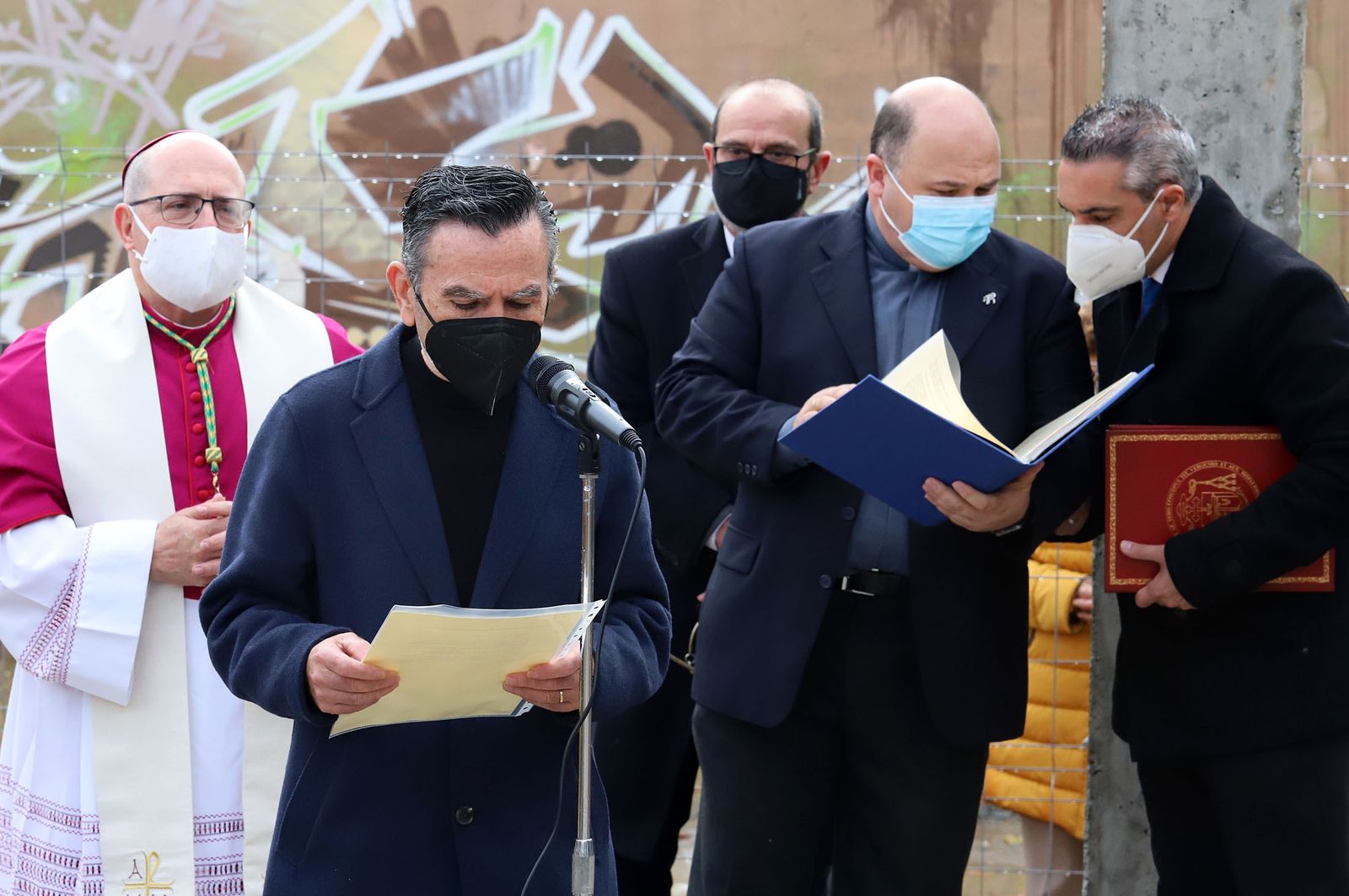 El Obispo de Huelva, Santiago Gómez, coloca la primera piedra de la nueva parroquia de Cristo Sacerdote, en imágenes