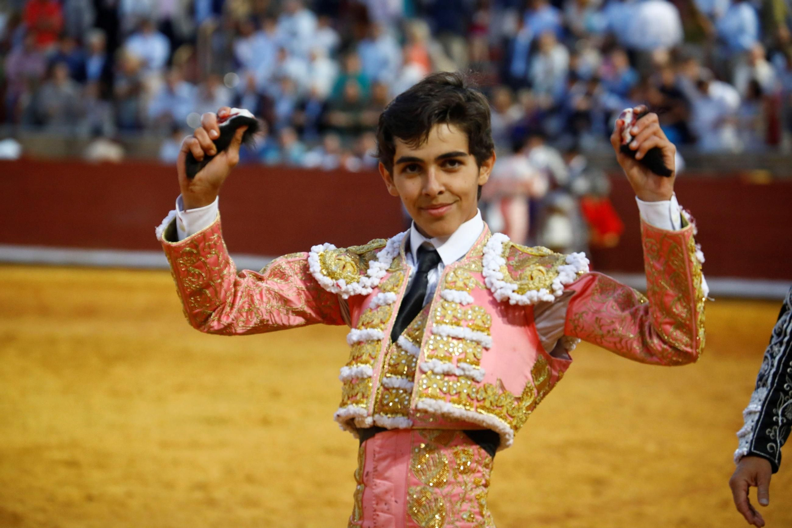 Manuel Román alza dos orejas.