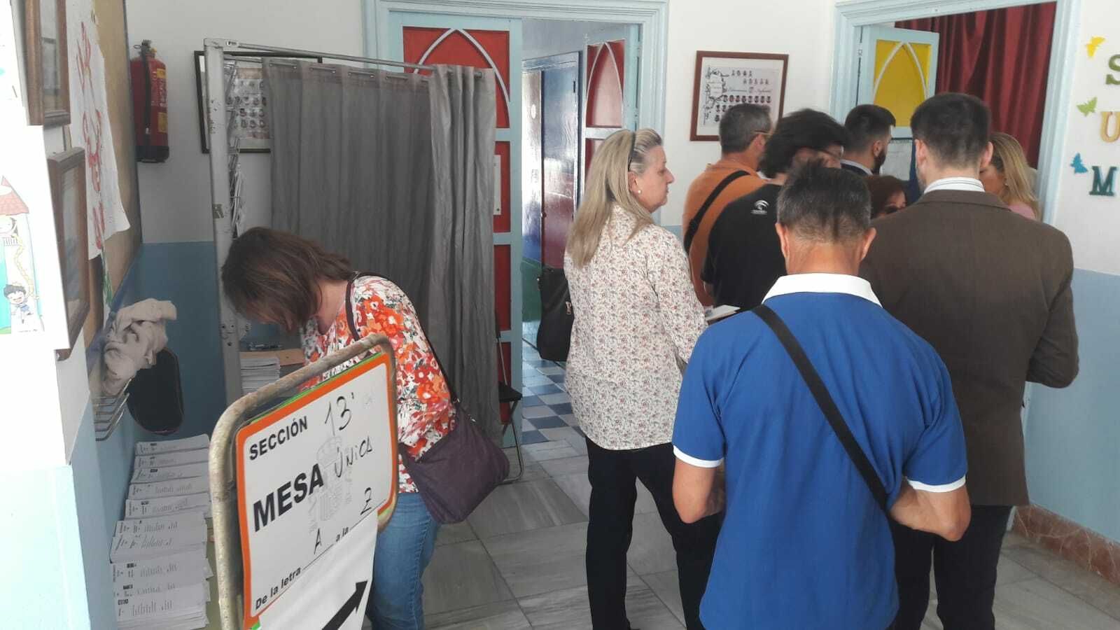 Colas para votar en el colegio Isabel La Católica