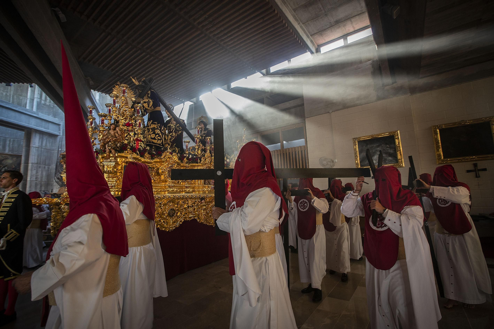 Hermanos de Afligidos se disponen a salir a la calle en la parroquia del Cristo.