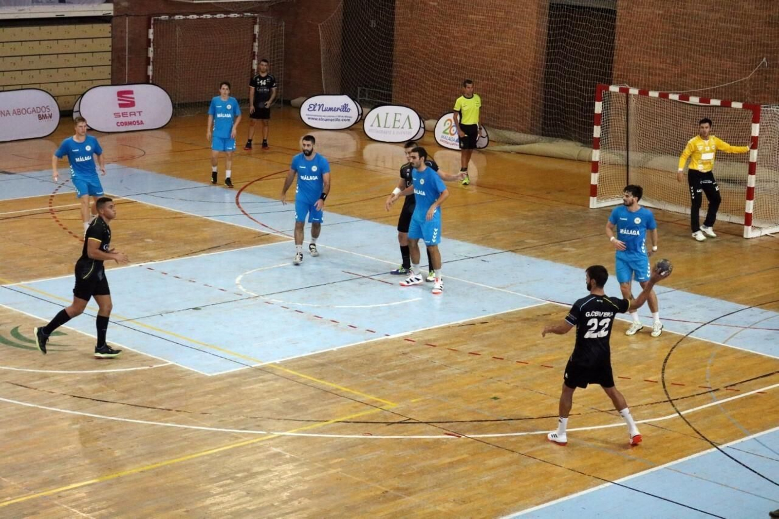 Cervera lleva el balón en Málaga.
