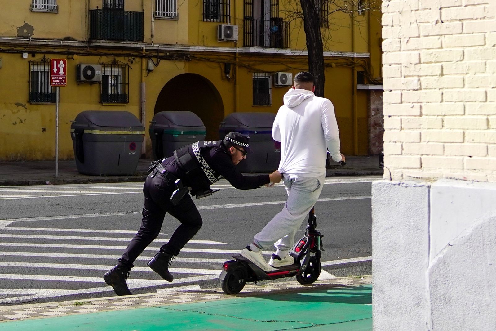 Primer día de multas a usuarios de patinetes en Sevilla
