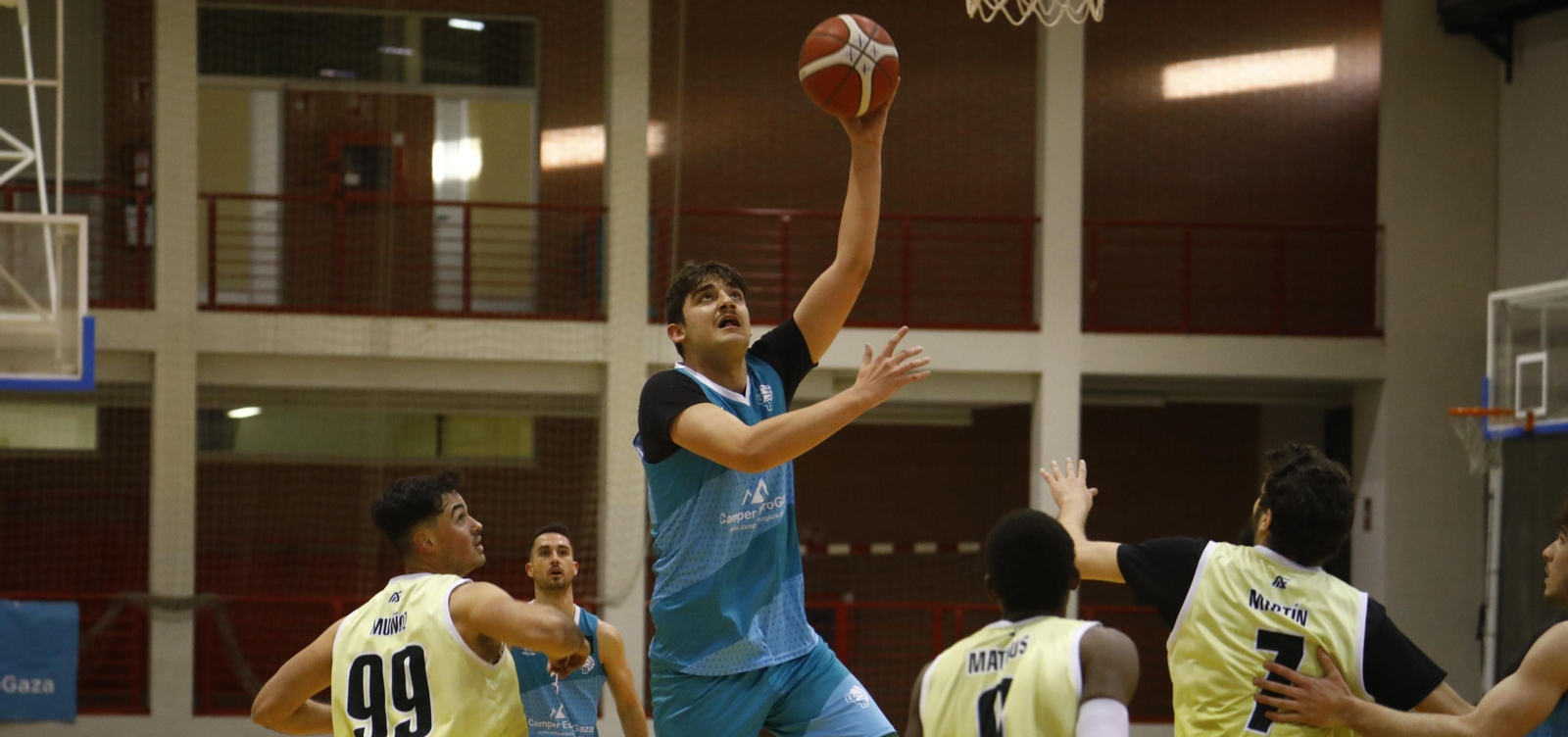 Roberto Merino deja una bandeja ante la presión de la defensa visitante.