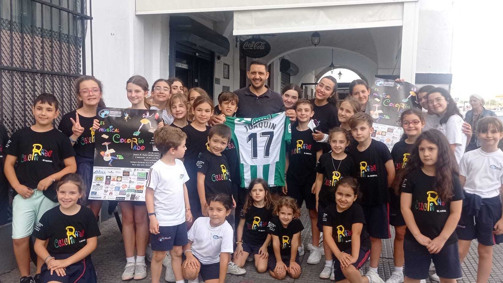 Los alumnos de Las Esclavas, junto a sus profesores, con la  camiseta donada por Joaquín.