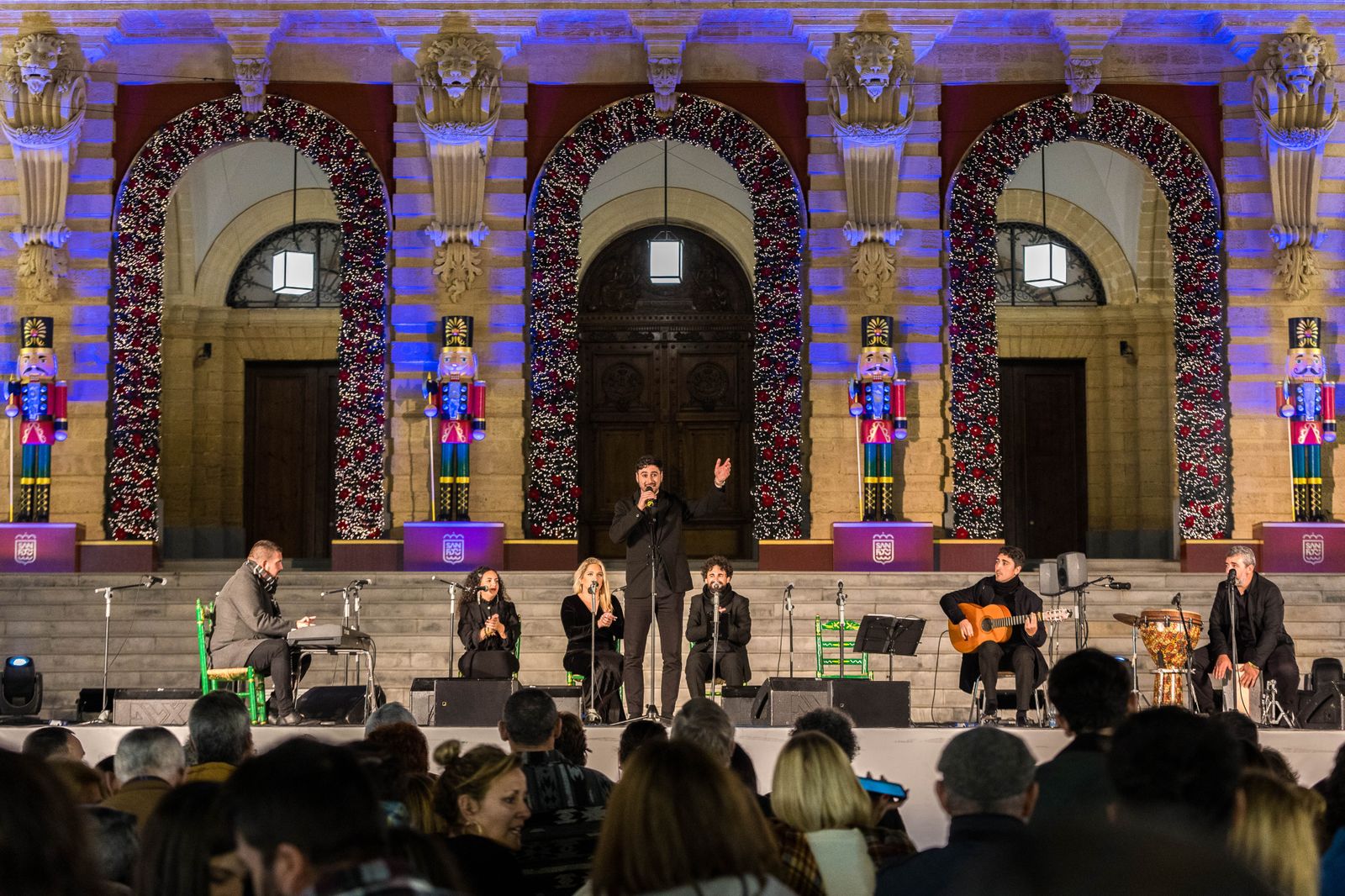 Doble sesión de zambombas navideñas en la plaza del Rey de San Fernando
