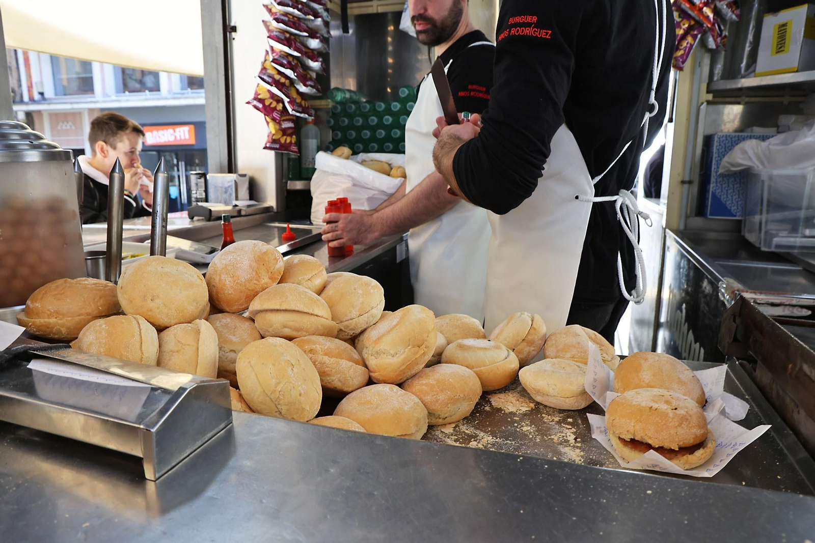 Las hamburguesas de la Plaza de las Monjas: imágenes de un manjar que sigue enamorando tras 60 años en Huelva