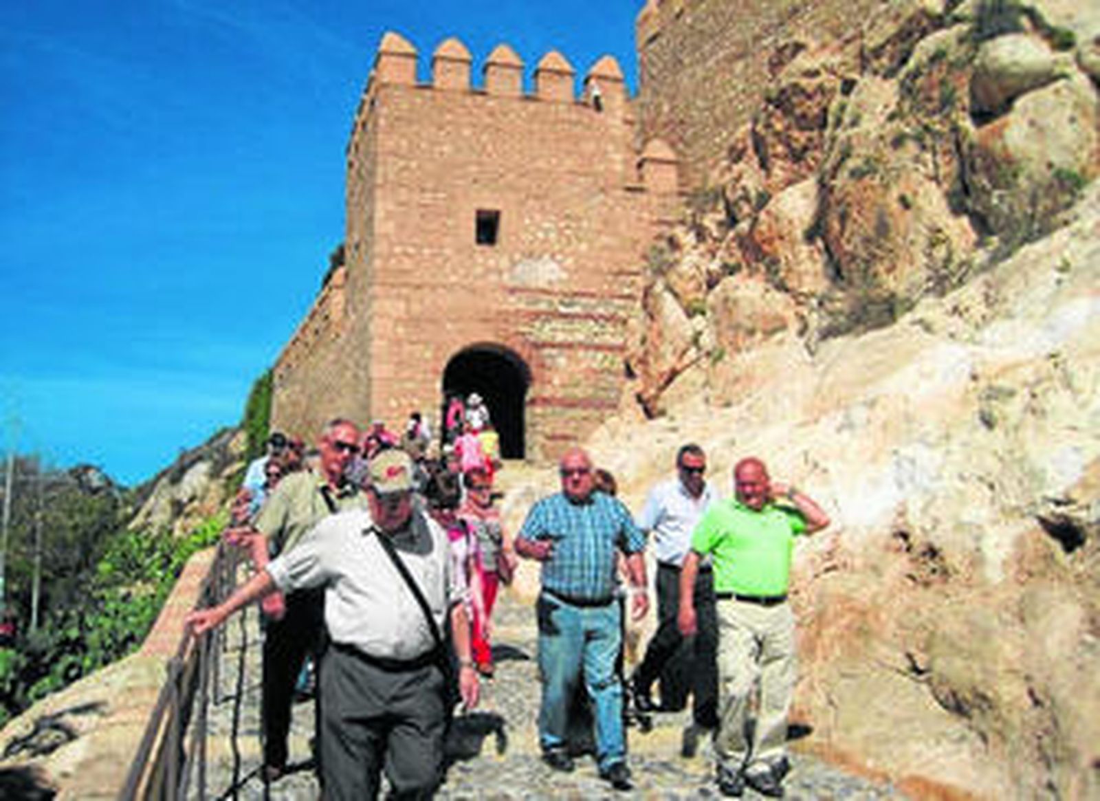 Los visitantes y turistas ya pudieron acceder a la Alcazaba por la puerta principal.