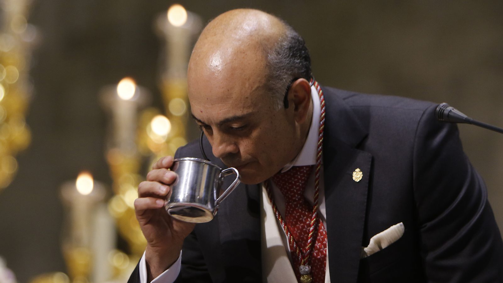 Manuel Vizcaya toma un sorbo de agua con un jarrillo de lata