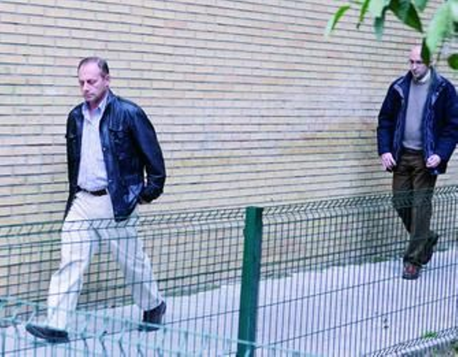 El padre y el tío de Marta del Castillo salen de su casa para dirigirse a la reunión con el subdelegado del Gobierno.
