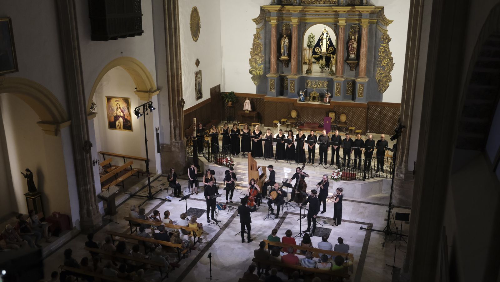 Imágenes de la actuación de Íliber Ensemble y el Coro Tomás Luis de Victoria en el XXI Festival de Música Renacentista y Barroca de Vélez Blanco