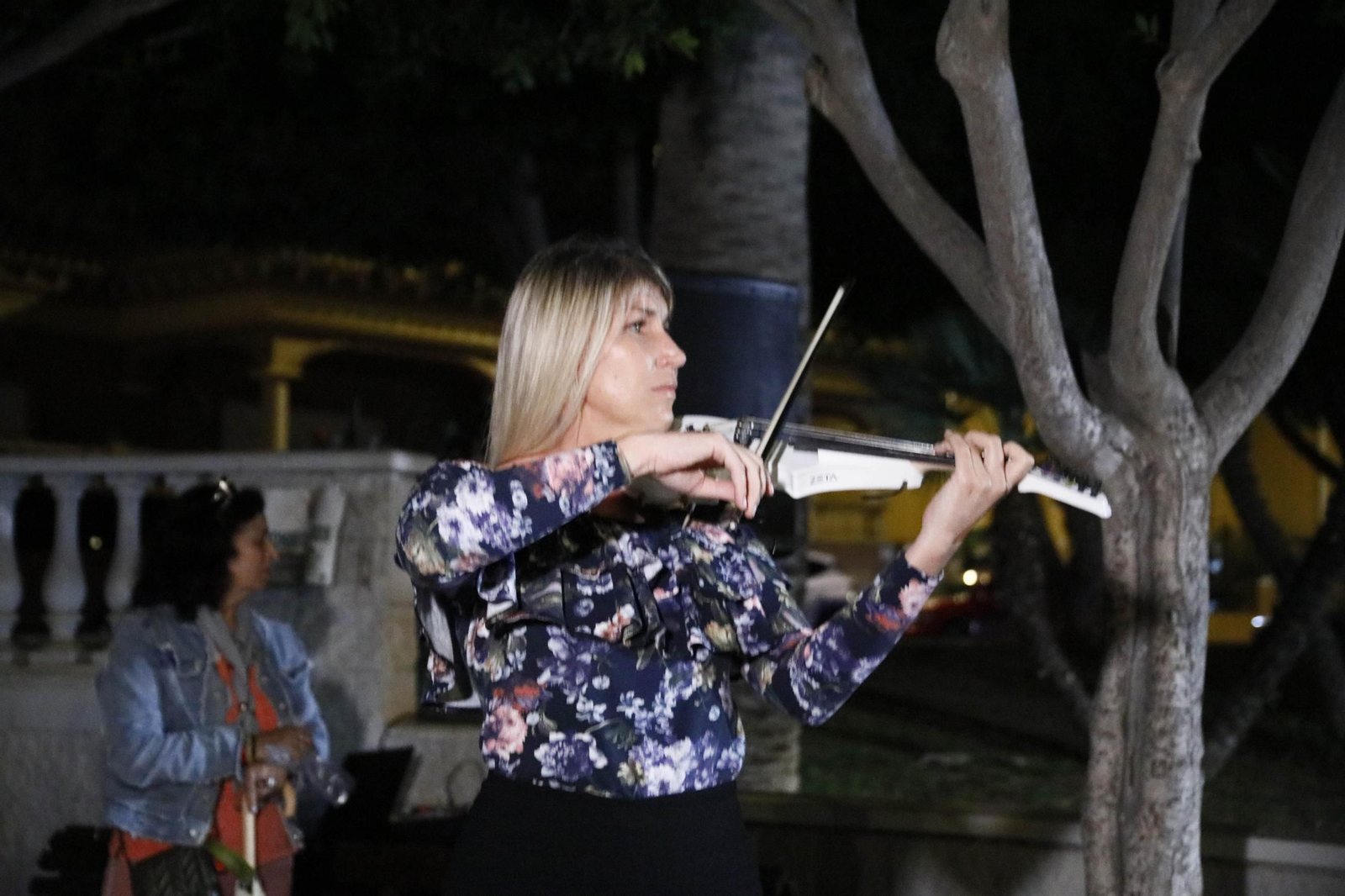 Manifestación por el 25 N en Roquetas de Mar