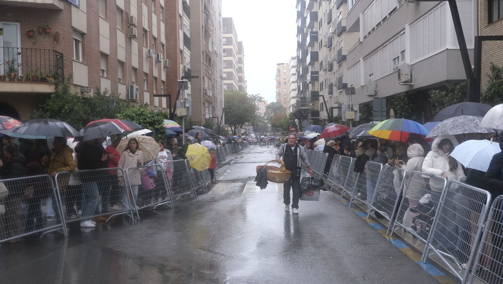 Fotografías de la cabalgata de los Reyes Magos pasada por agua en Almería