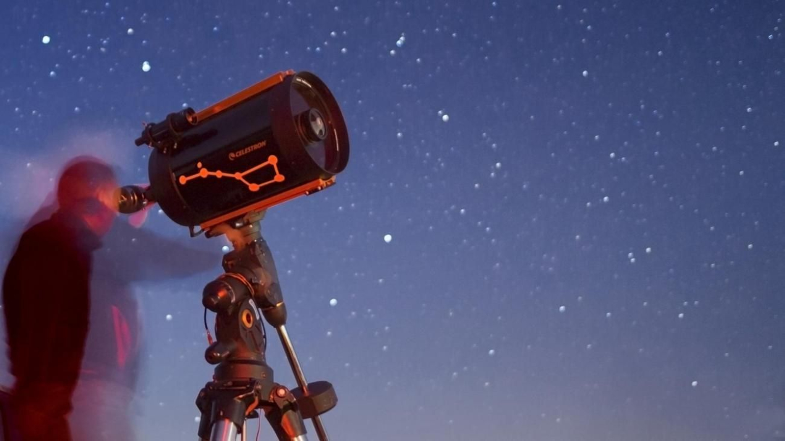 Con telescopios o prismáticos, lo mejor para la observación del cielo es adecuar los ojos a la oscuridad antes de comenzar.