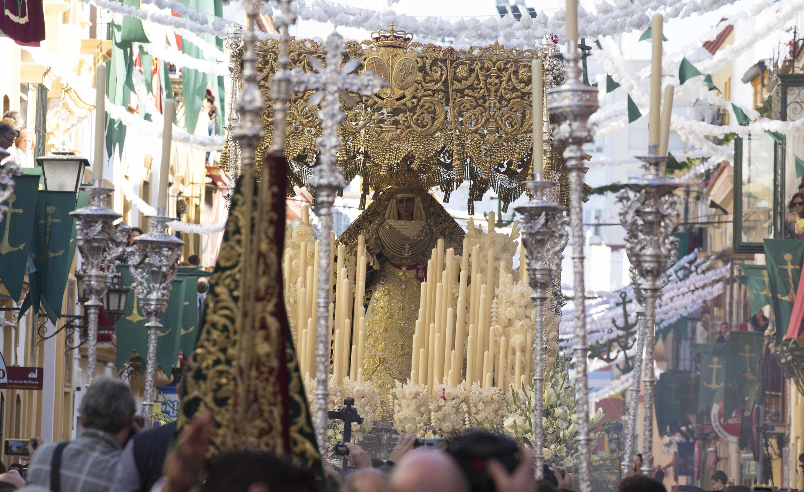 El traslado de la Esperanza de Triana, en imágenes