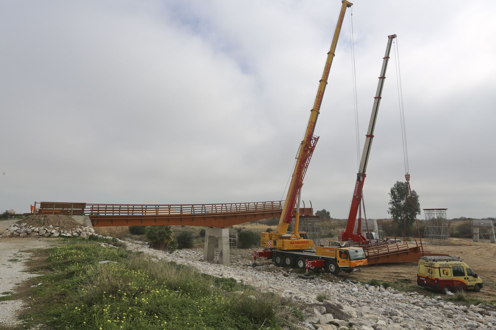 Fotos de las obras de la pasarela del río Guadalhorce en Málaga