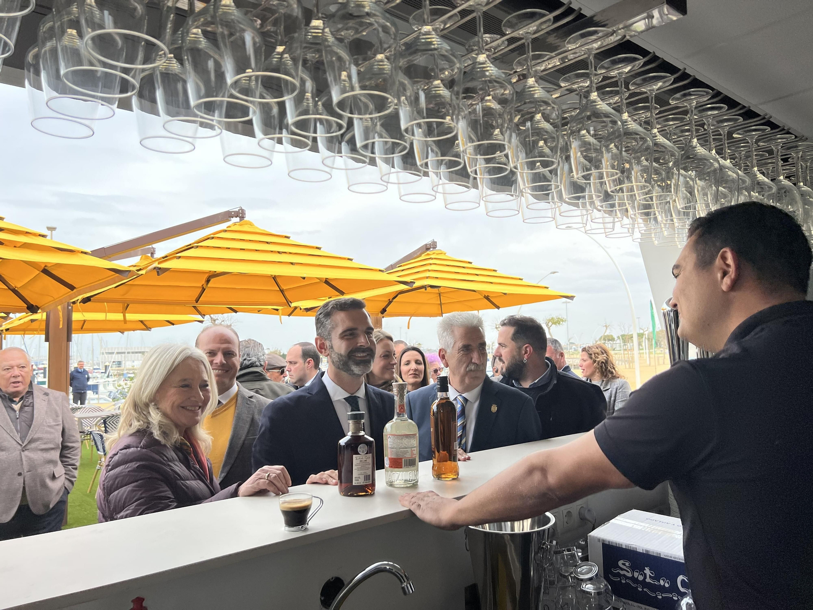El consejero de Sostenibilidad, Medio Ambiente y Economía Azul, durante su visita al nuevo Muelle Gourmet del puerto de Chipiona.