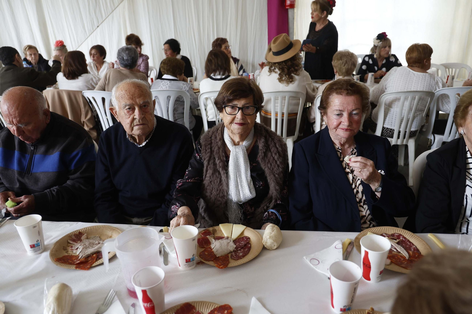 Fotos del almuerzo para mayores en la Feria de Castellar