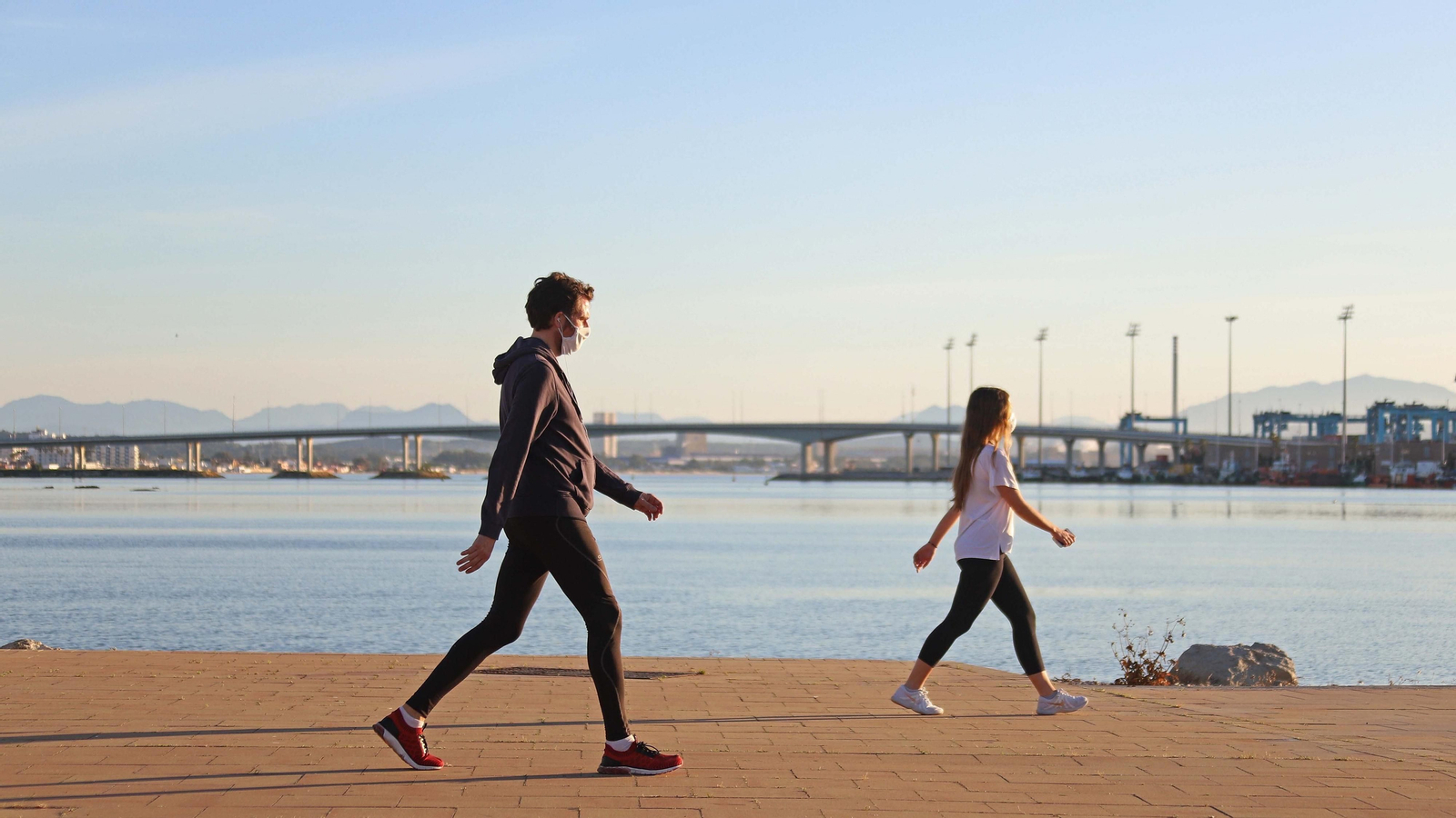 Deportistas y mayores vuelven a la calle en Algeciras