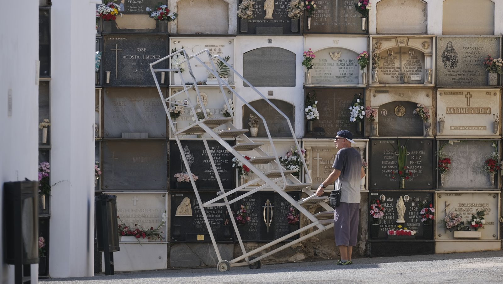 Imágenes del Día de Todos los Santos en el Cementerio de San José de Almería