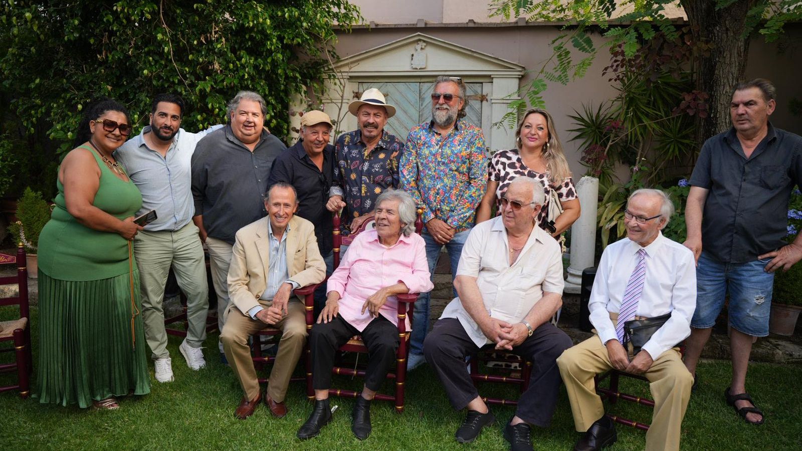 Familiares y amigos, junto al artista.