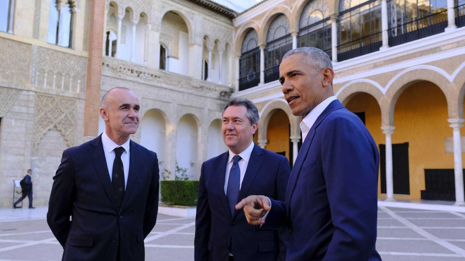 Obama junto al entonces alcalde, Juan Espadas; y Antonio Muñoz, en el Patio de la Montería del Alcázar.