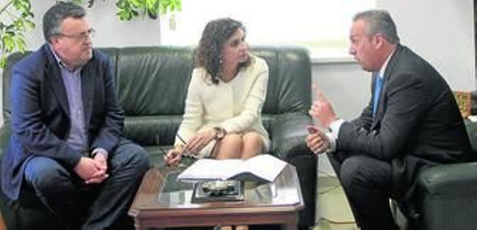 Ángel Gavino, María Jesús Montero y Juan Carlos Ruiz Boix, ayer en la Alcaldía de San Roque.