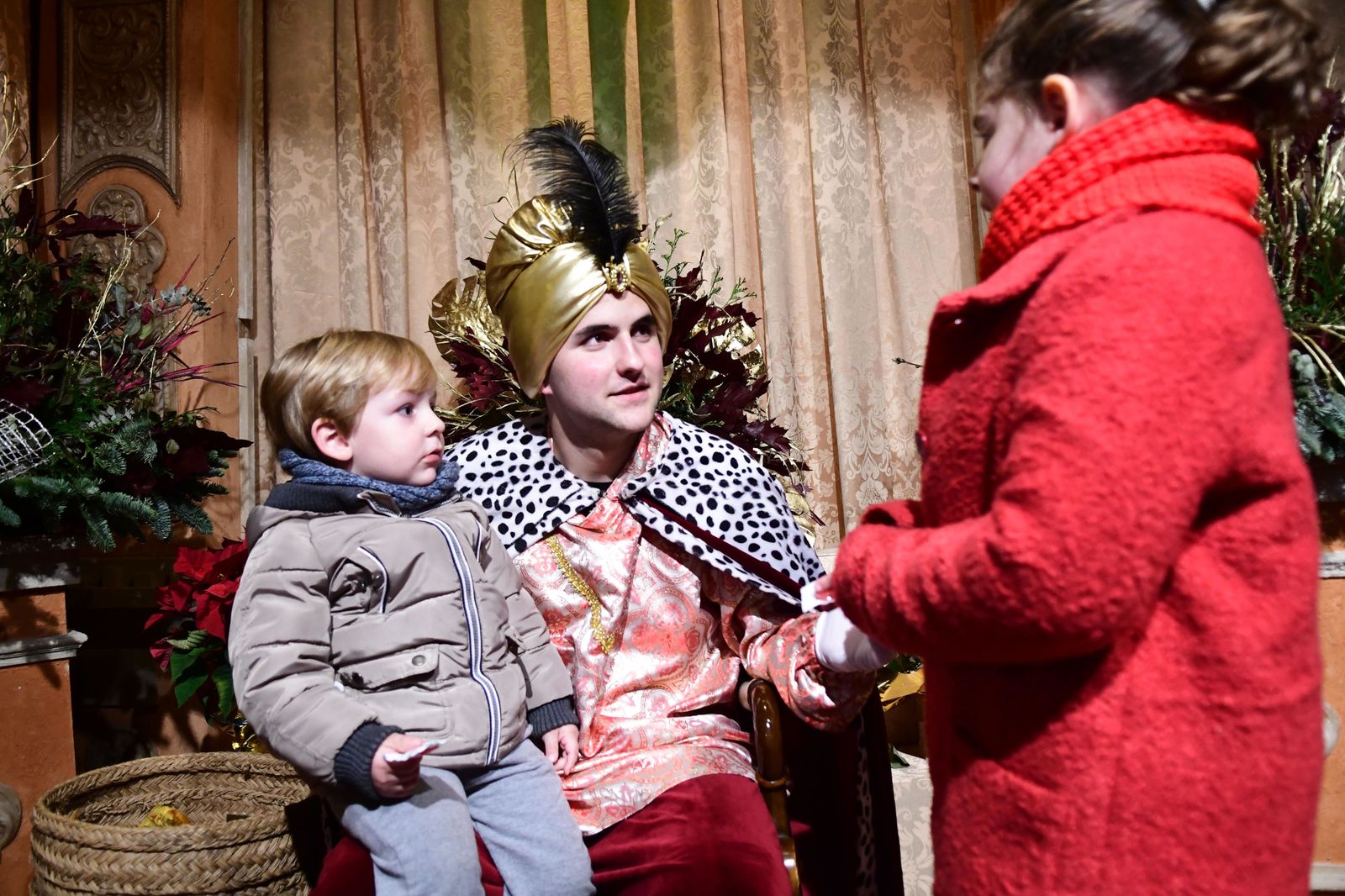 El cartero real recoge la carta de una niña