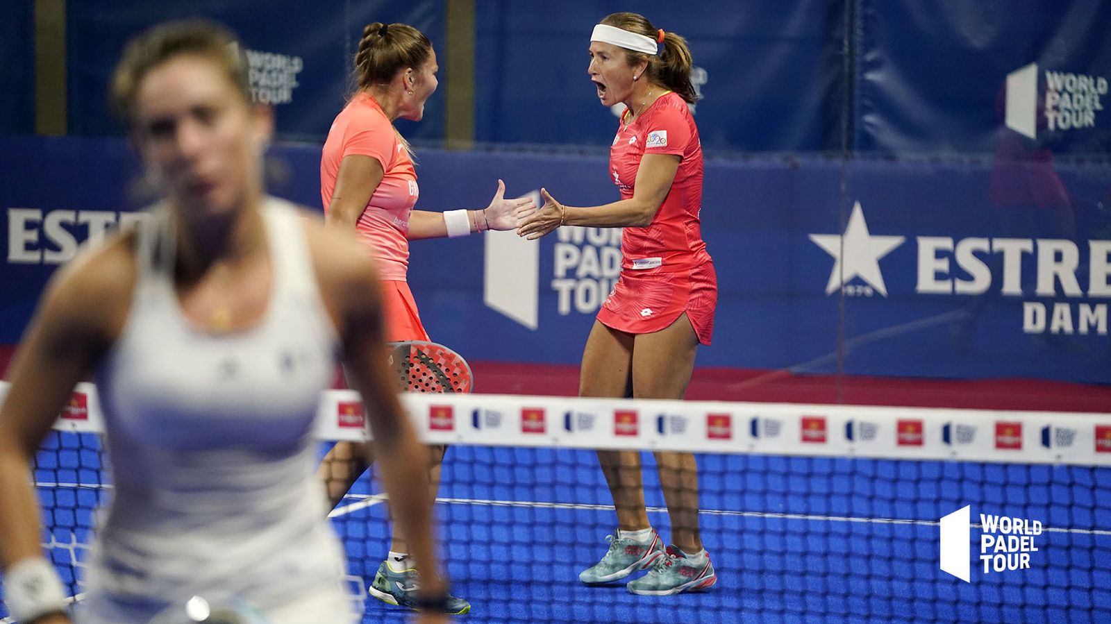 Carolina Navarro celebra un punto con Aranzazu Osoro.