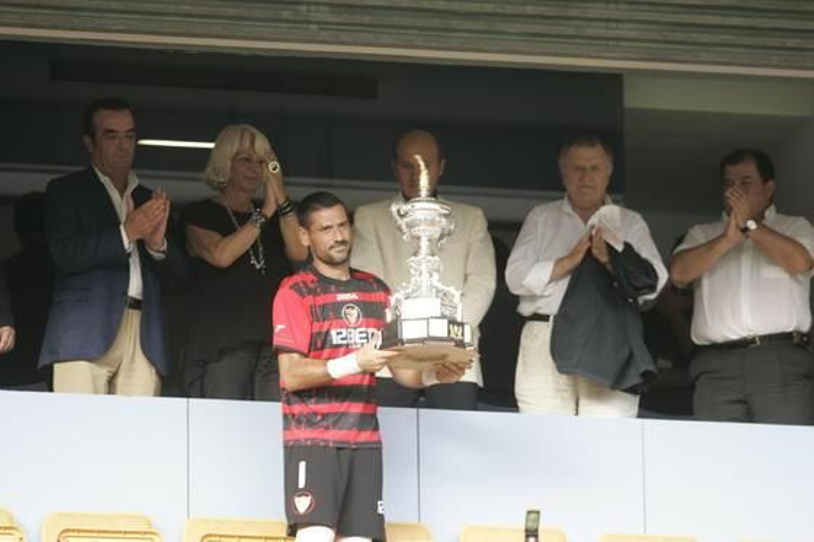 Palop levanta el trofeo que acredita el tercer puesto del Sevilla en el Carranza.  Foto: Jesús Marín