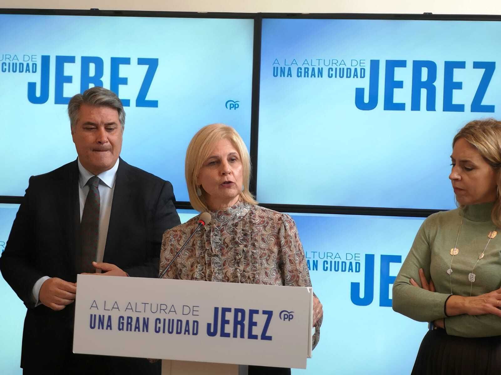 María José García-Pelayo, junto a Ignacio Romaní en la sede del PP jerezano.
