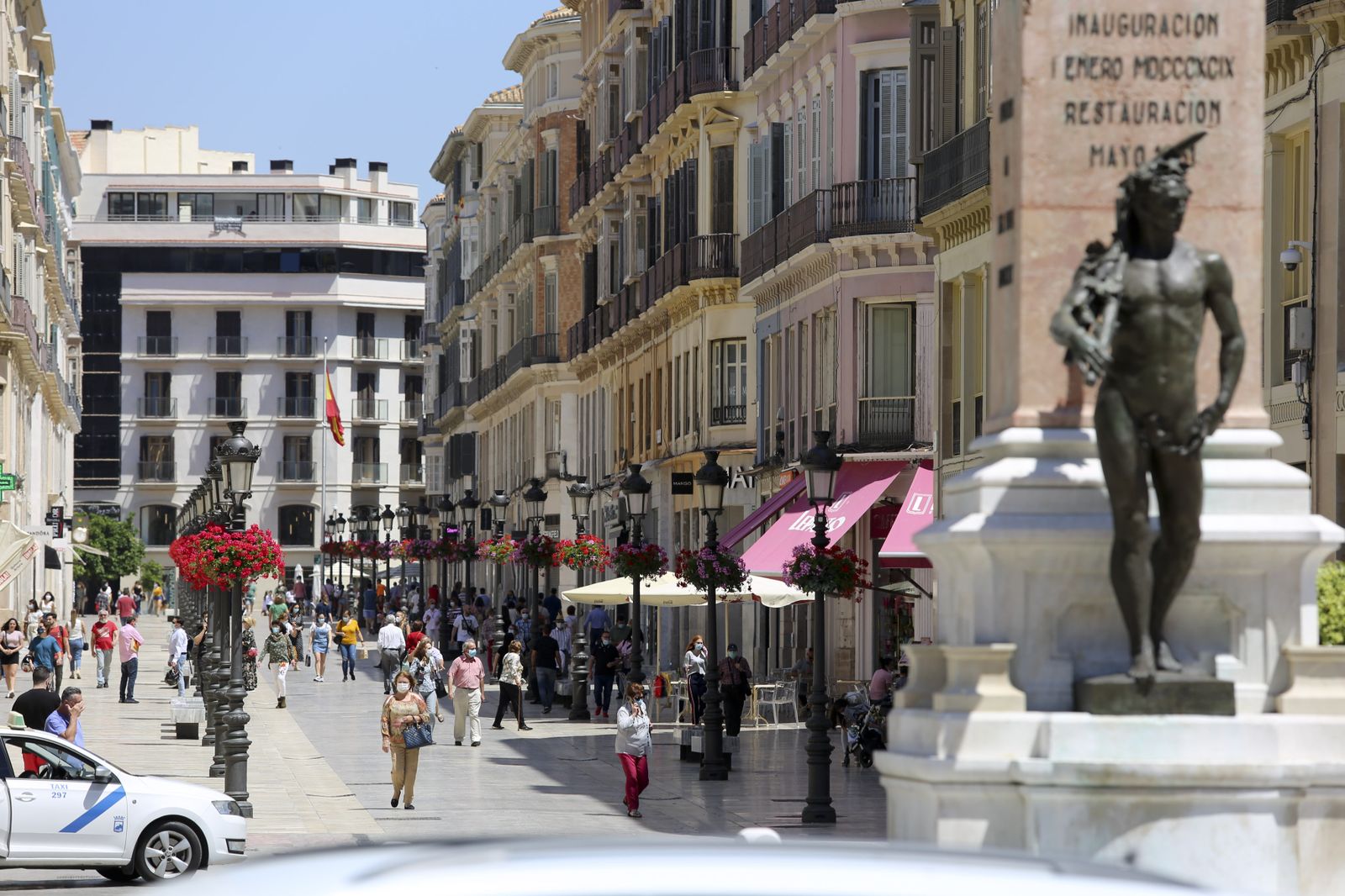 Personas caminando por la calle Larios de Málaga.