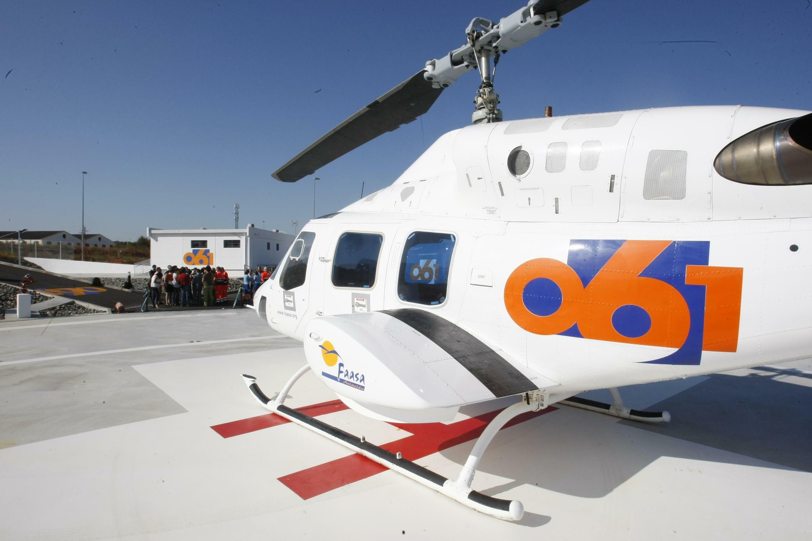 Imagen del helicóptero del 061  en su base del hospital de Jerez.