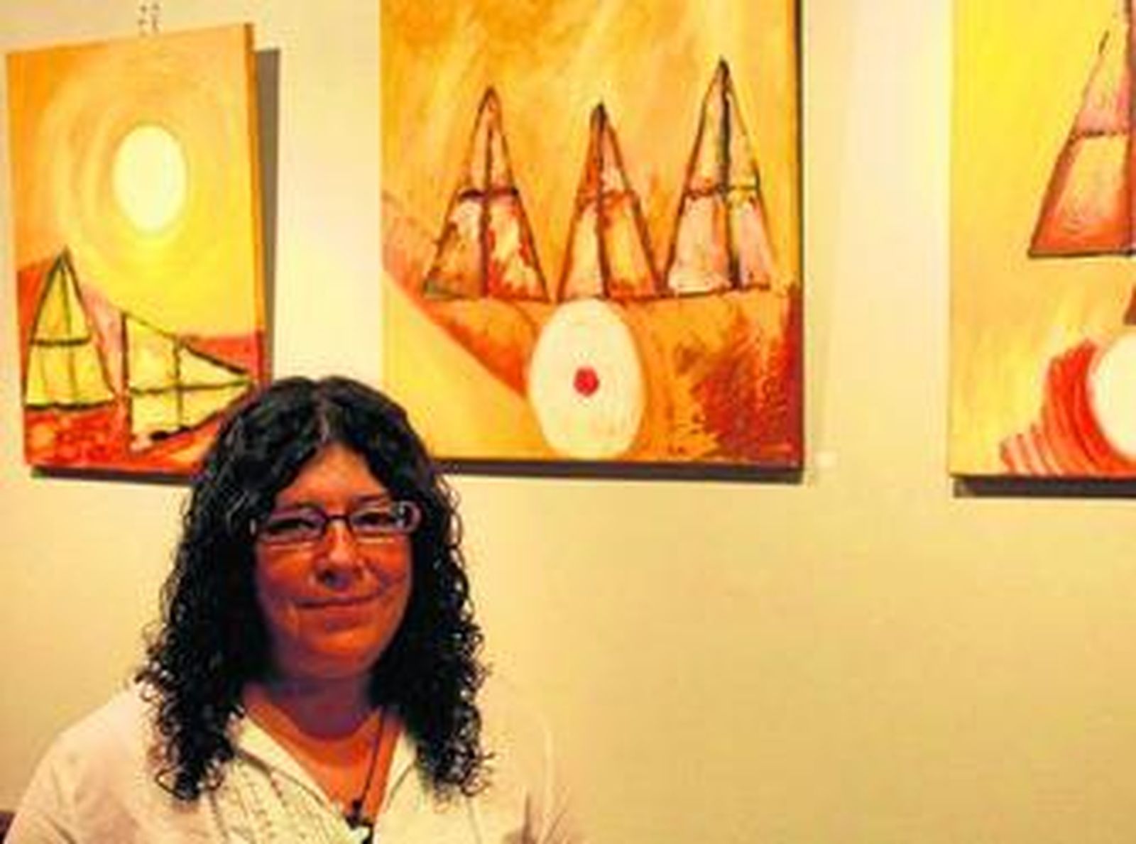 Imagen de la autora con alguna de sus obras, ayer, en el café Teatro de Algeciras.