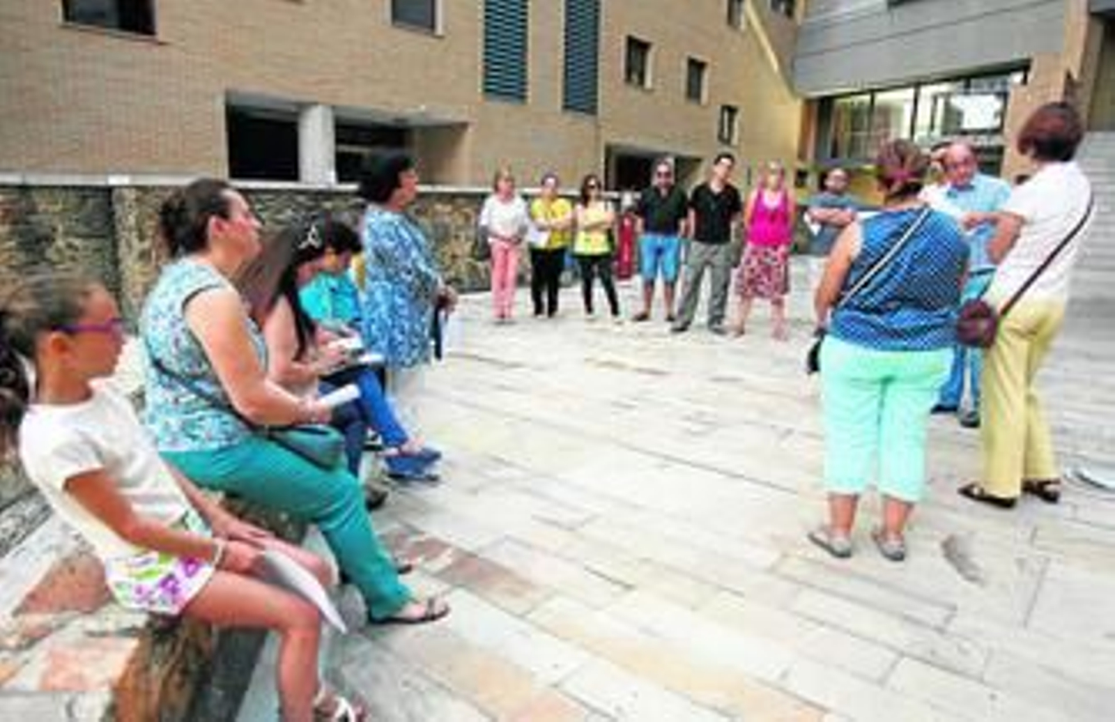 1. Algunos de los participantes durante la excursión.  2. El monumento funerario, en la actualidad. 3. Elemento funerario encontrado durante las excavaciones.  4. Acueducto romano encontrado en la calle Bañuelos. 5. Visita guiada a los restos arqueológicos de la época romana.