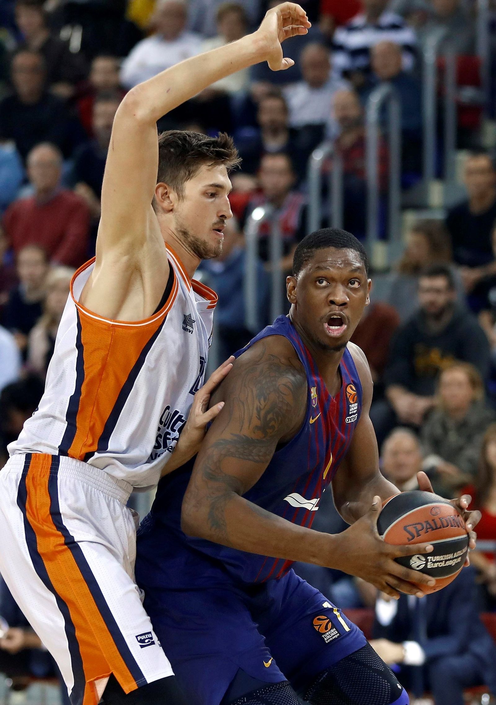 Seraphin intenta una canasta ante la defensa de Pleiss.