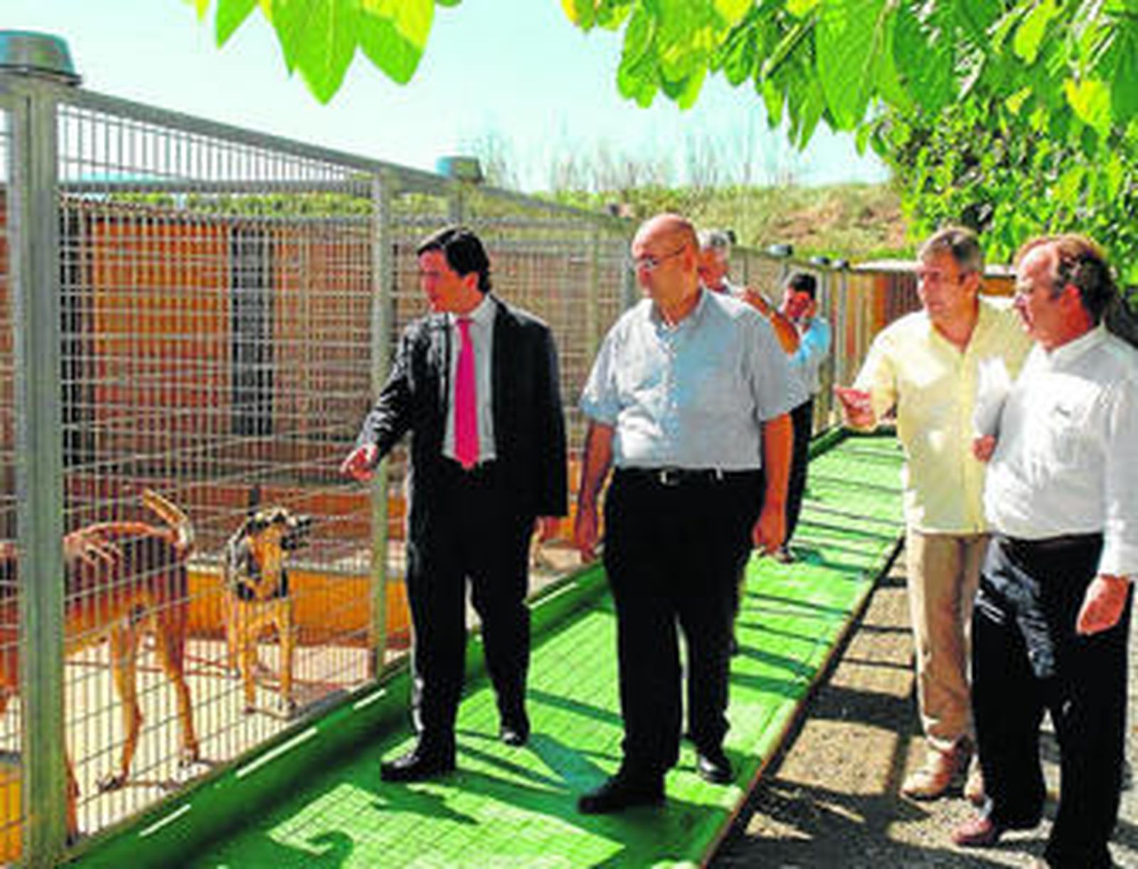 Benal visita la residencia Canina Paraíso, ubicada en Alhaurín de la Torre.